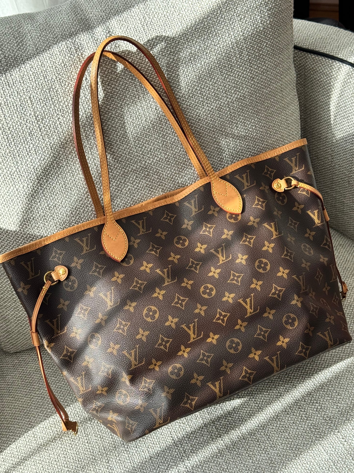 Louis Vuitton Neverfull MM in Monogram Canvas with Red Interior