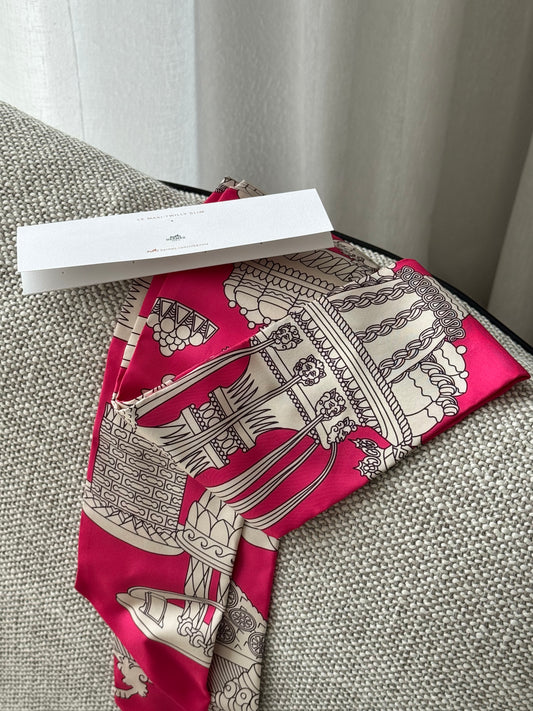 Hermès Le Maxi-Twilly Slim Silk Scarf – Fuchsia / Beige