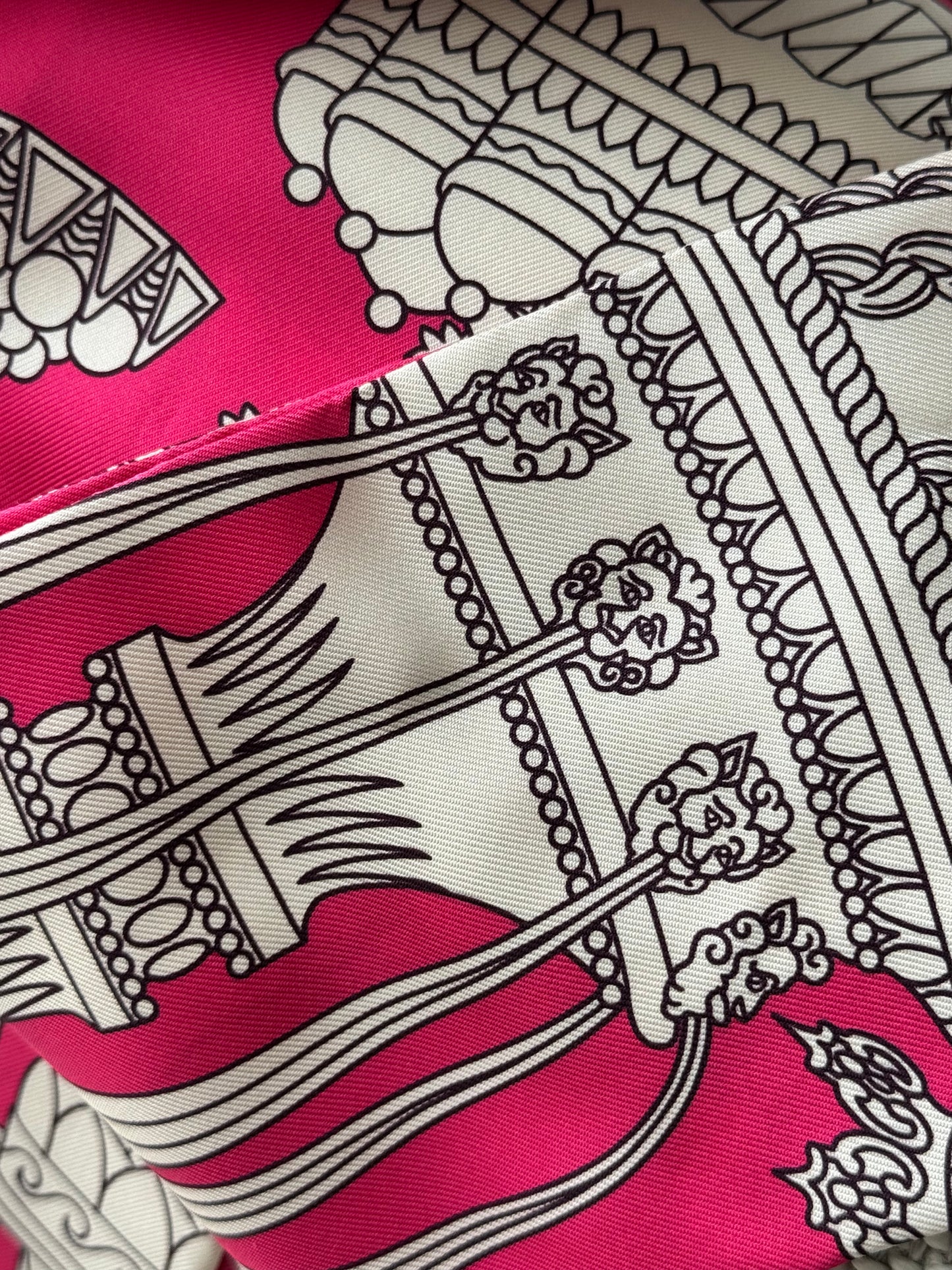 Hermès Le Maxi-Twilly Slim Silk Scarf – Fuchsia / Beige