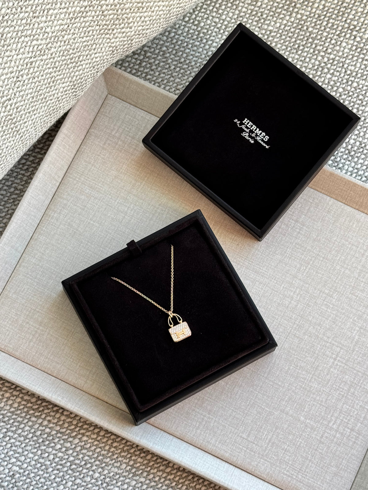 Hermès Amulettes Kelly Pendant Necklace – 18K Yellow Gold & Diamonds
