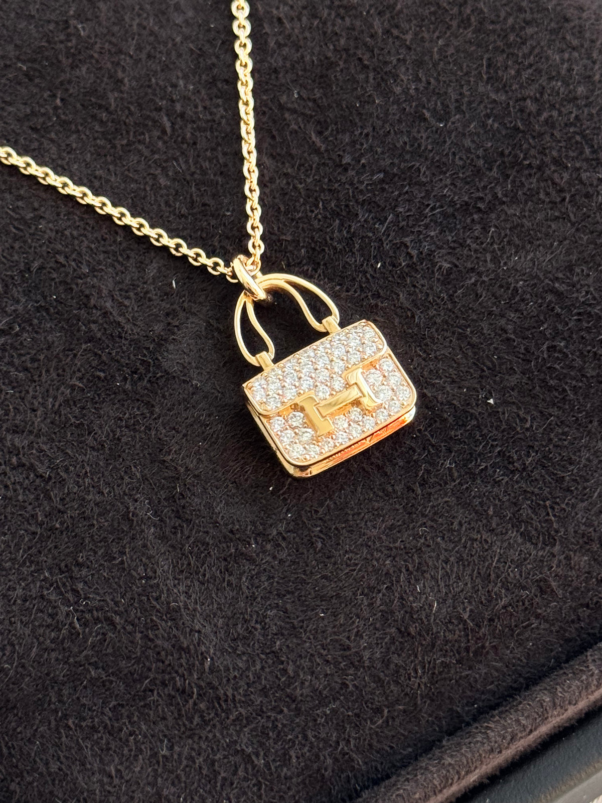 Hermès Amulettes Kelly Pendant Necklace – 18K Yellow Gold & Diamonds