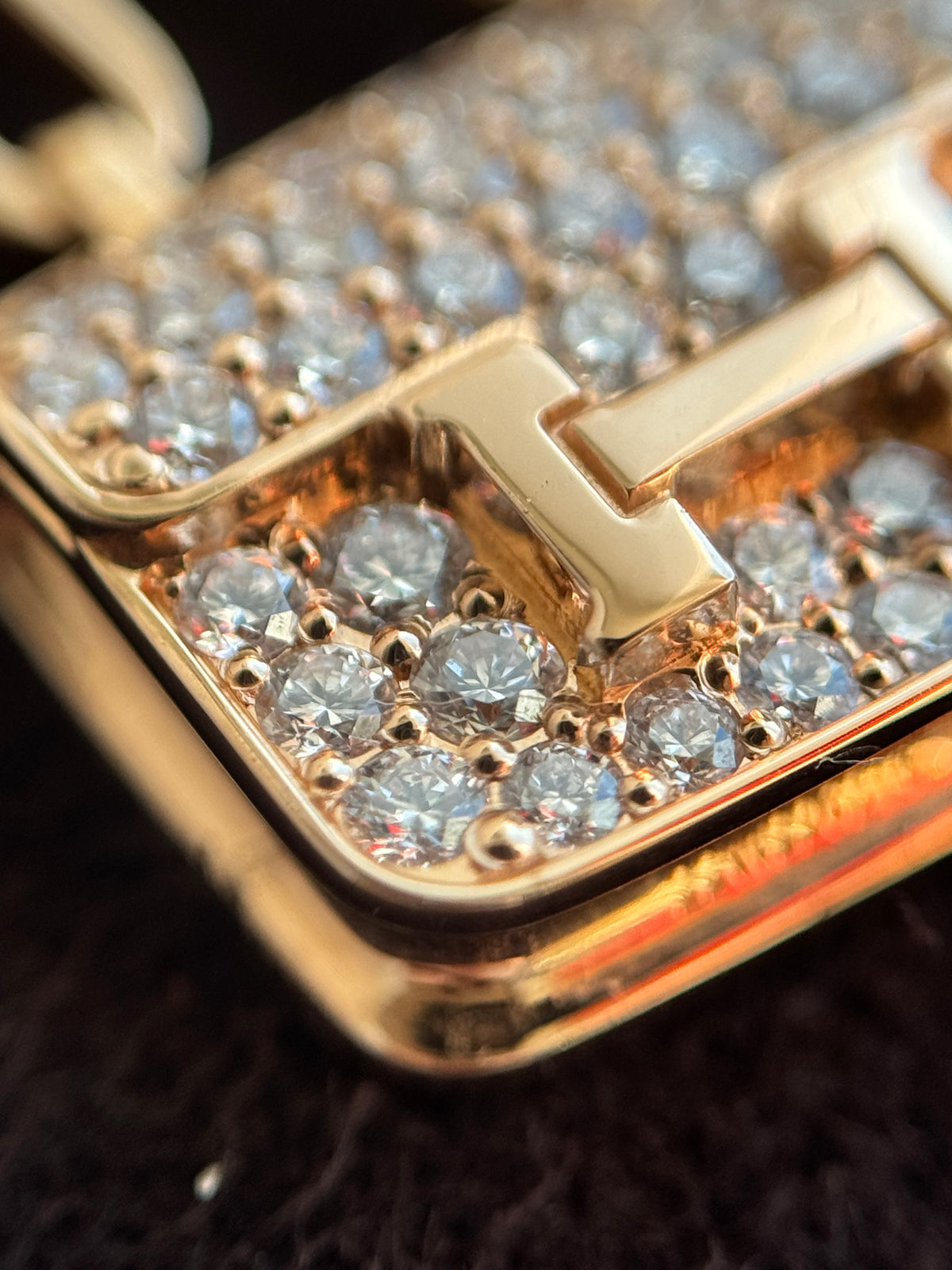 Hermès Amulettes Kelly Pendant Necklace – 18K Yellow Gold & Diamonds