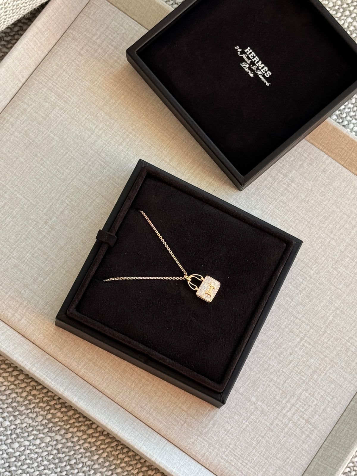 Hermès Amulettes Kelly Pendant Necklace – 18K Yellow Gold & Diamonds