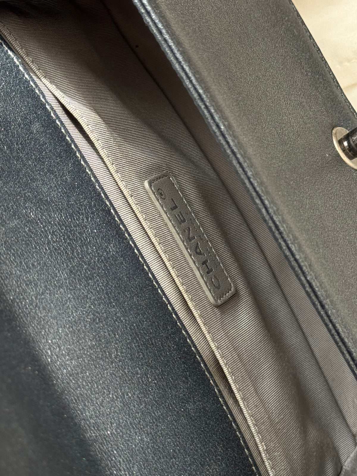 Chanel Boy Chanel Medium – Grey Quilted Leather