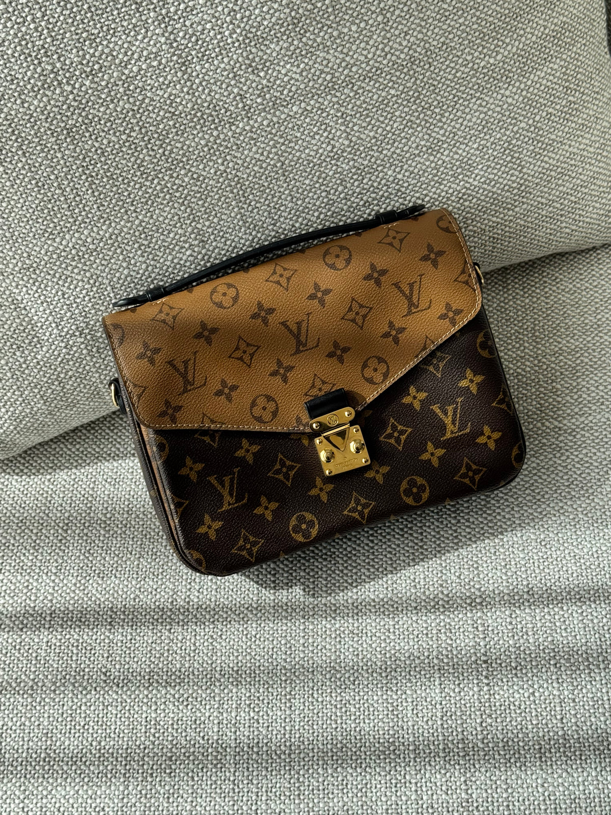 Louis Vuitton Pochette Métis – Monogram Reverse Canvas, Microchip