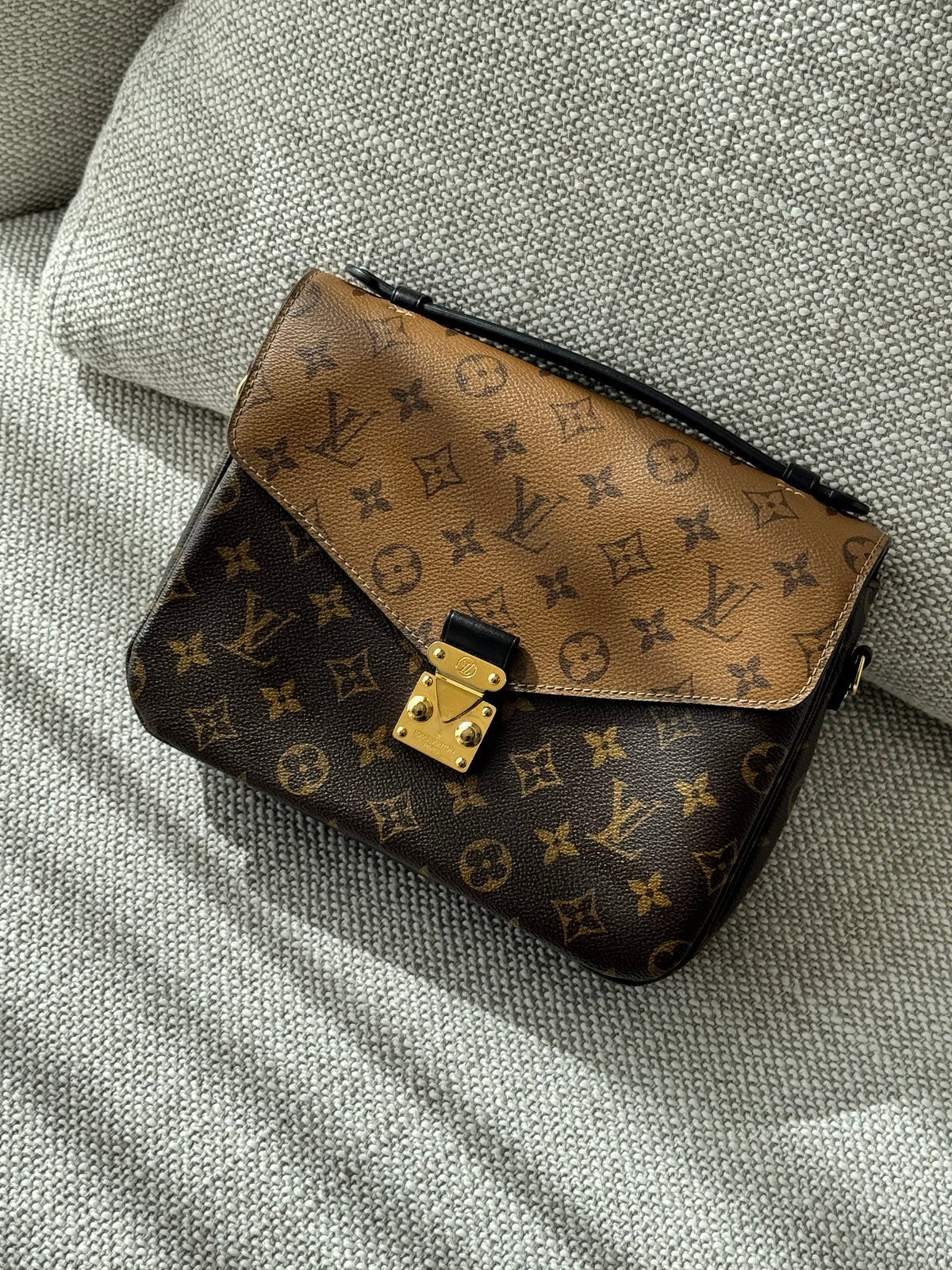 Louis Vuitton Pochette Métis – Monogram Reverse Canvas, Microchip