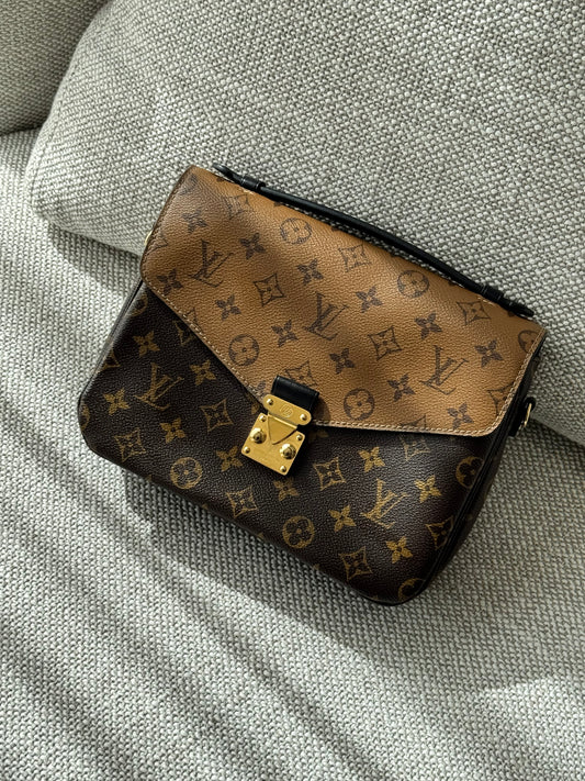 Louis Vuitton Pochette Métis – Monogram Reverse Canvas, Microchip