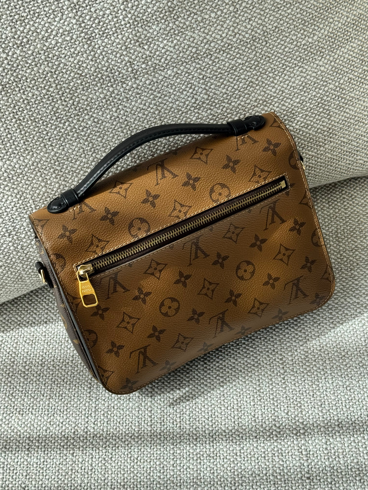 Louis Vuitton Pochette Métis – Monogram Reverse Canvas, Microchip