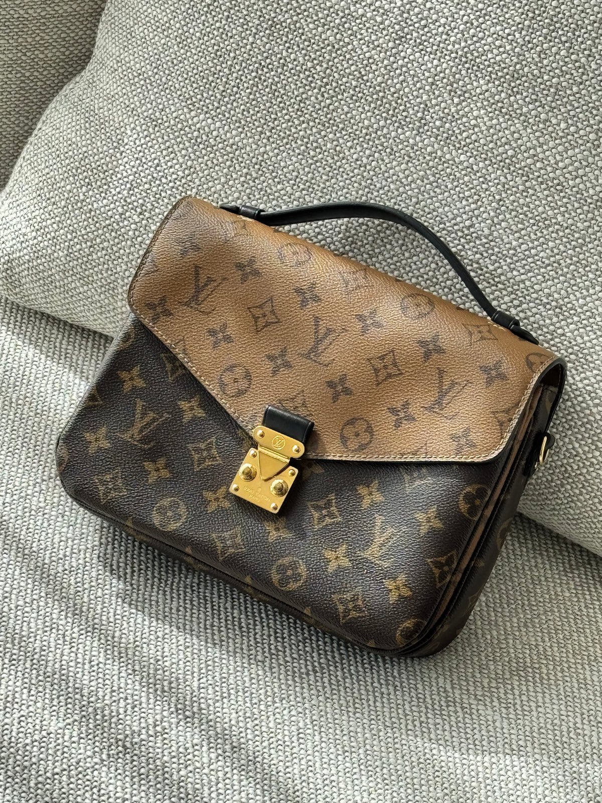Louis Vuitton Pochette Métis – Monogram Reverse Canvas, Microchip