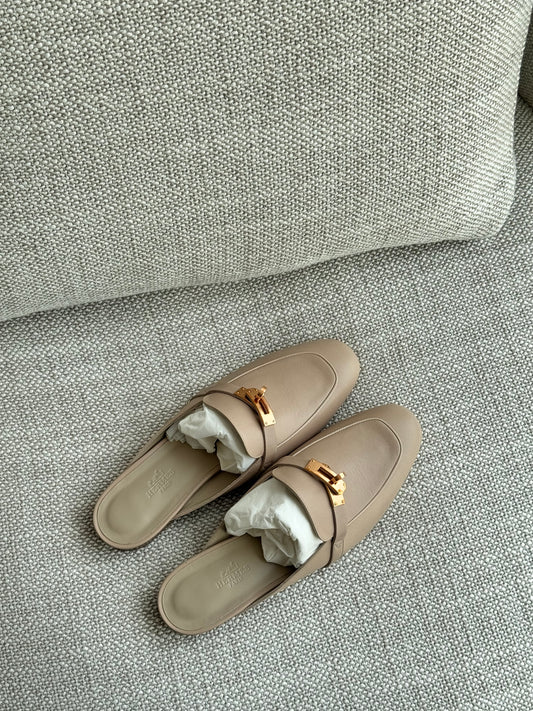 Hermès Oz Mule – Nude Beige with Gold Kelly Buckle, Size 39